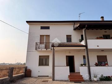 VILLA A SCHIERA D'ANGOLO A VALEGGIO SUL MINCIO