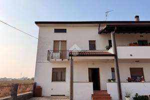 VILLA A SCHIERA D'ANGOLO A VALEGGIO SUL MINCIO