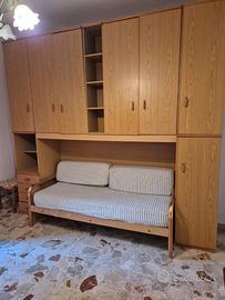 Mobile camera a ponte con divano letto