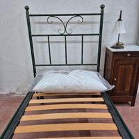 Letto singolo in ferro con rete a doghe