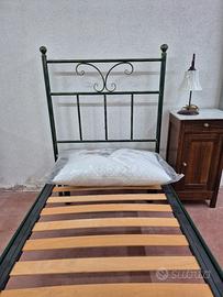 Letto singolo in ferro con rete a doghe