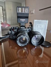 Vivitar V2000 con due obiettivi e flash