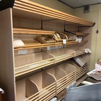 Mobili e frigo negozio alimentari