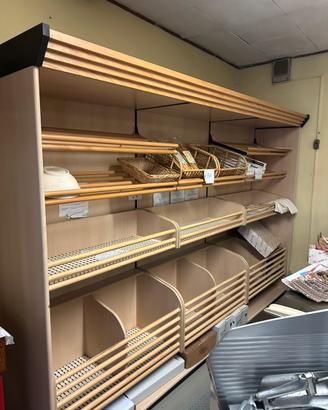 Mobili e frigo negozio alimentari