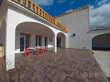 Casa indipendente con ampi spazi e vista isole
