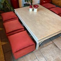 Tavolo basso stile orientale con sei sedute basse