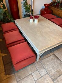 Tavolo basso stile orientale con sei sedute basse
