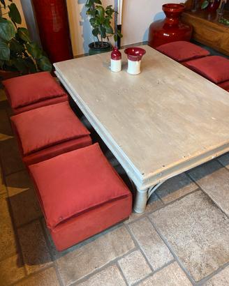 Tavolo basso stile orientale con sei sedute basse