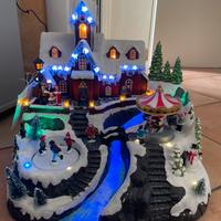 Villaggio natalizio con cascata