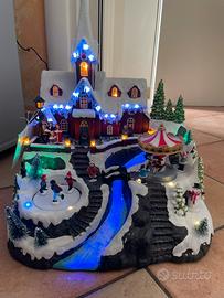 Villaggio natalizio con cascata