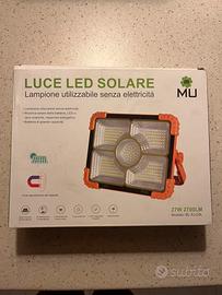 Faro proiettore luce LED solare
