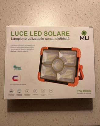 Faro proiettore luce LED solare