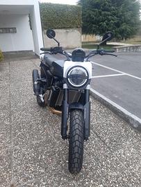 Husqvarna Svartpilen 701 pari al nuovo (3.250 km)