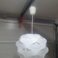 lampadario più lampada da tavolo