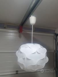 lampadario più lampada da tavolo
