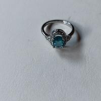 Anello con pietra acquamarina ovale 