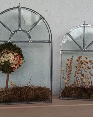 Vetrinette, finestre piombate con fiori secchi
