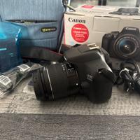 Reflex EOS 1300 D con componenti e custodia