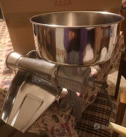 Macchina grande per fare la salsa