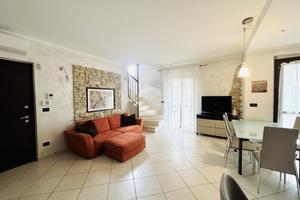 4 LOCALI A LA LOGGIA