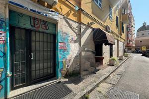 NEGOZIO A NAPOLI