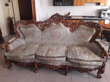 Divano intagliato tutto a mano