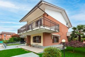 VILLA a SCHIERA con GIARDINO PRIVATO e BOX AUTO DO