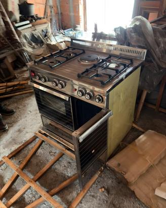 Cucina a gas con forno elettrico