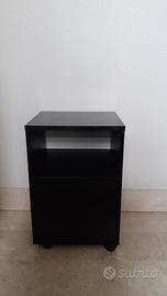 Mobile in legno  dotato di rotelle