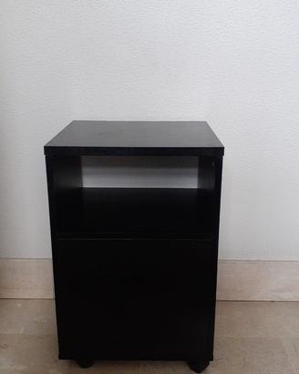 Mobile in legno  dotato di rotelle