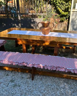 tavolo in legno da interno con  panchei
