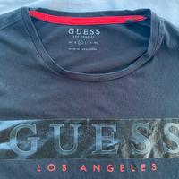 T-shirt Guess - Taglia M - Logo nero e rosso