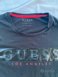 T-shirt Guess - Taglia M - Logo nero e rosso
