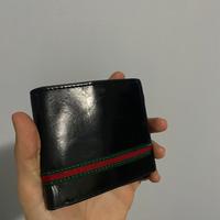 Portafoglio nero elegante con dettagli verde rosso