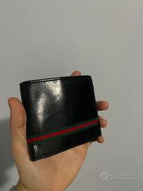 Portafoglio nero elegante con dettagli verde rosso