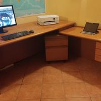 Scrivania in noce per casa o ufficio