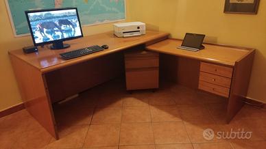 Scrivania in noce per casa o ufficio