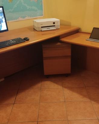 Scrivania in noce per casa o ufficio