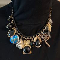 Collana statement dorata con charms pendenti