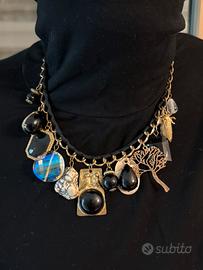 Collana statement dorata con charms pendenti