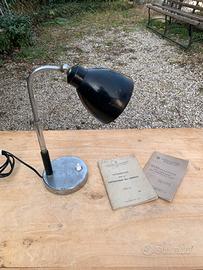 Vecchia lampada da tavolo