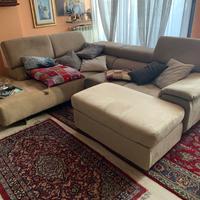 divano angolare con puff