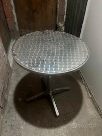 Tavolo e sedie in alluminio