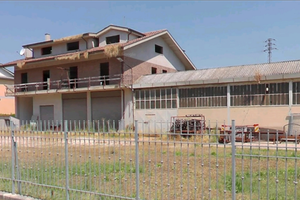 Casa con ampio lotto e capannone artigianale