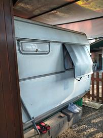 roulotte con veranda in legno e bagno