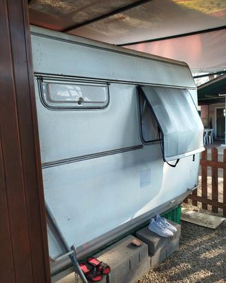 roulotte con veranda in legno e bagno