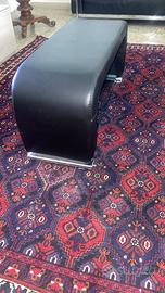 Moderno tavolino in pelle abbinabile a divano