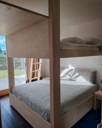 Letto a castello matrimoniale + comodini e armadio