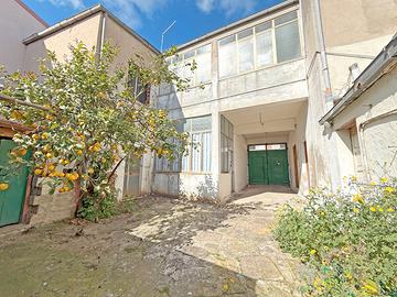 Centro- Casa bilivelli con cortile