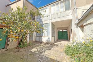 Centro- Casa bilivelli con cortile